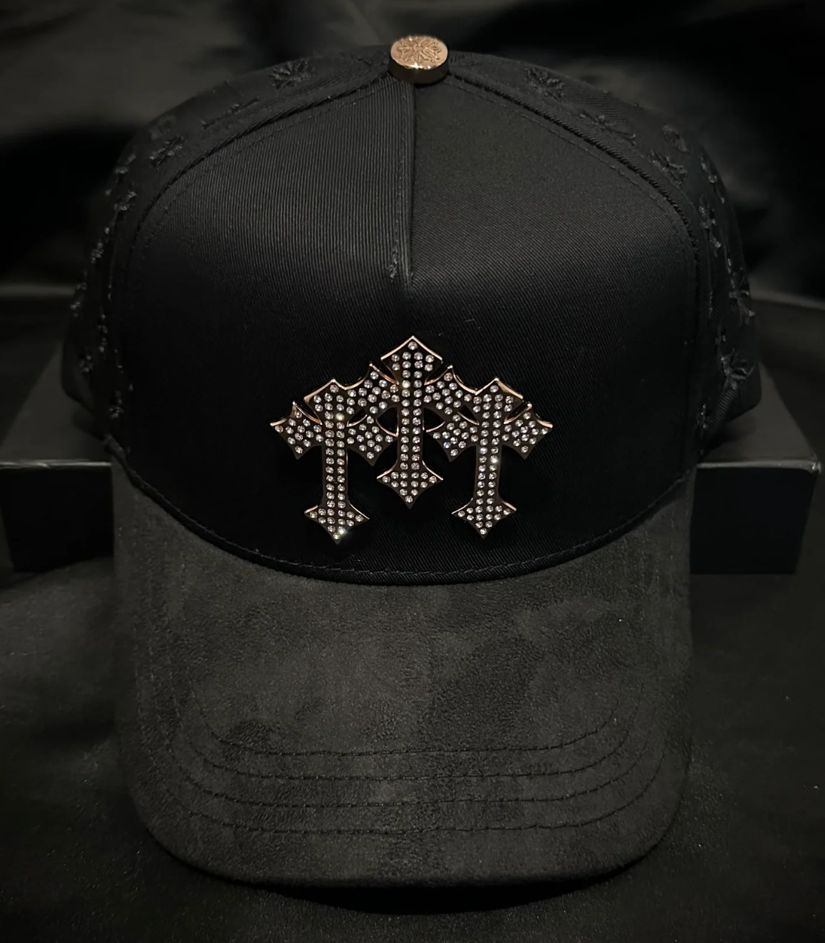 Why "BARBAS HATS" Are Taking Over? The Rise of Luxury Suede Caps ¿Por qué las gorras "BARBAS HATS" d