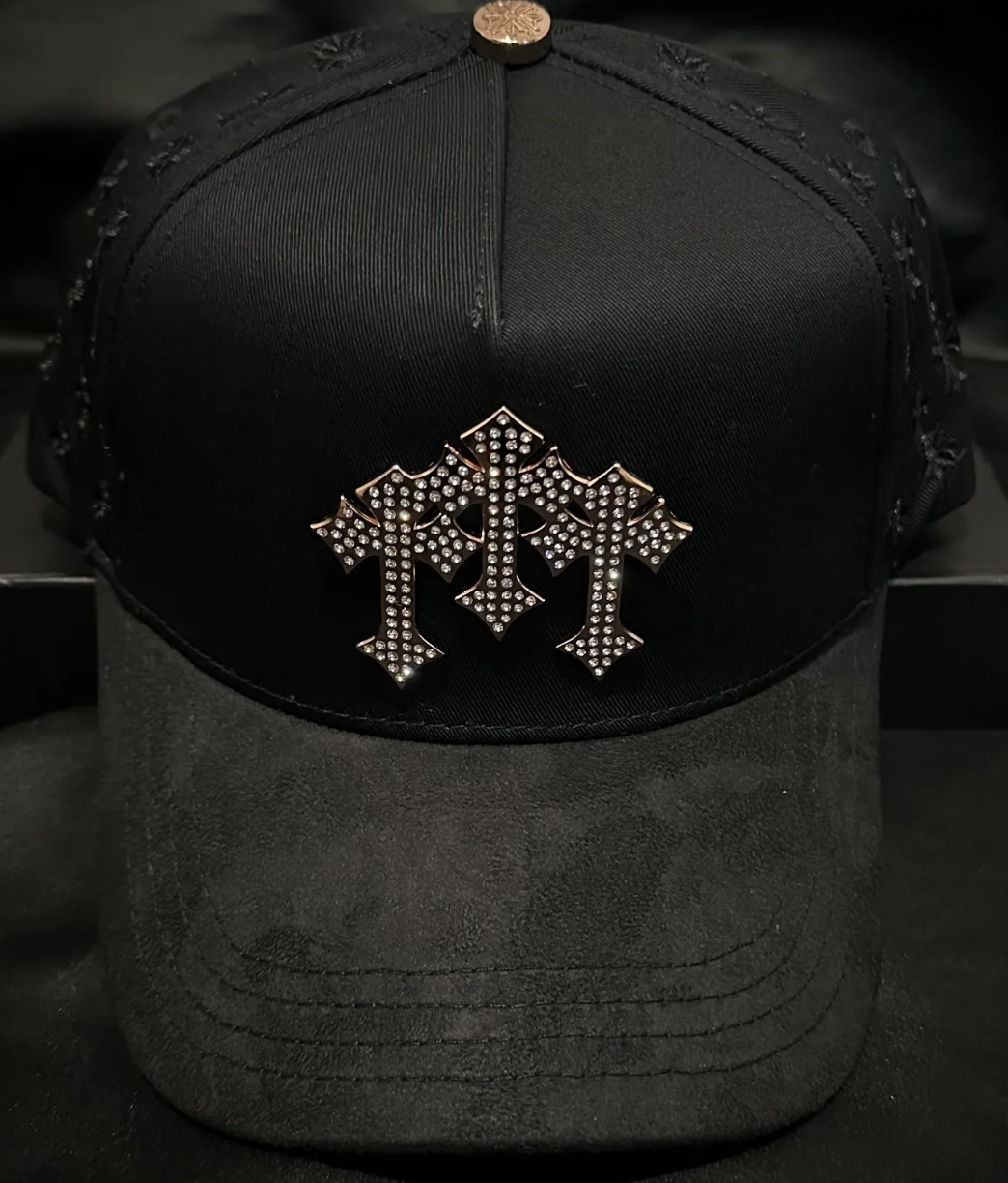Why "BARBAS HATS" Are Taking Over? The Rise of Luxury Suede Caps ¿Por qué las gorras "BARBAS HATS" d